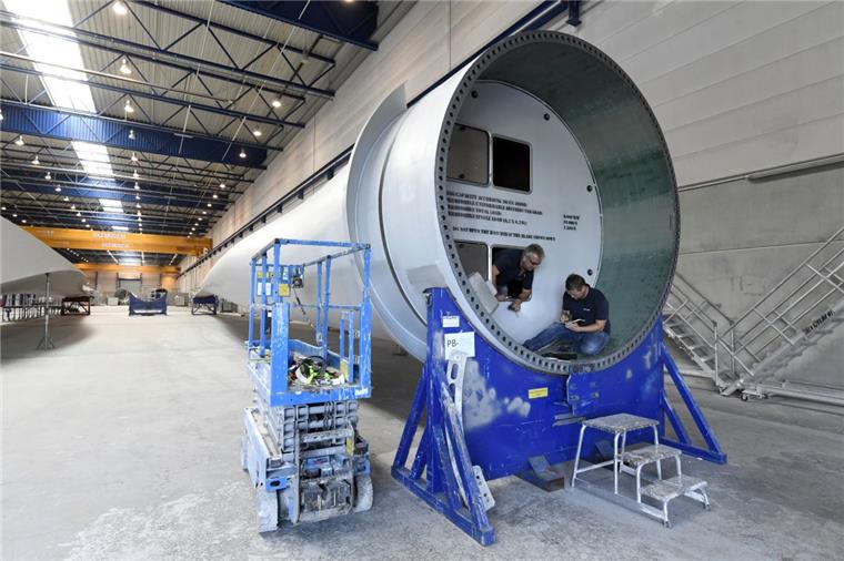 IG Metall kündigt "harten Konflikt" um Senvion an Bei Powerblades werden 60 Meter lange Rotorblätter für Offshore-Windräder gefertigt.