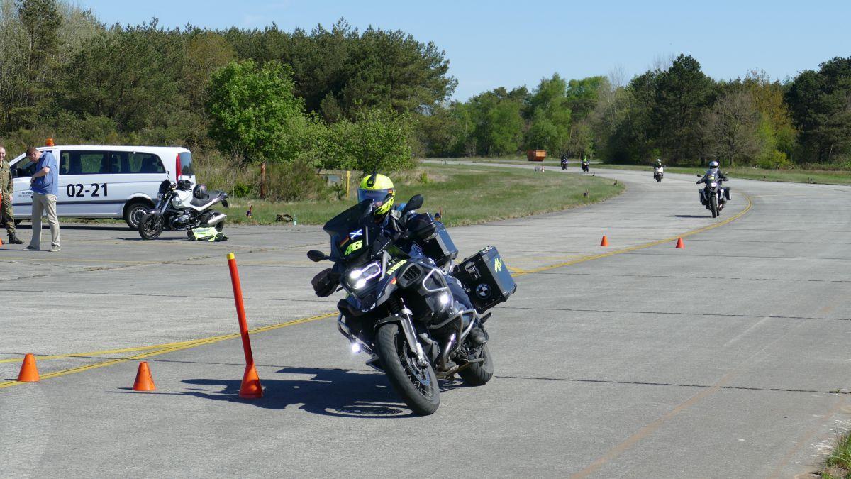 Bei praktischen Übungen auf dem Kasernengelände konnten die Motorradfahrer ihre Fähigkeiten kennenlernen und verbessern.