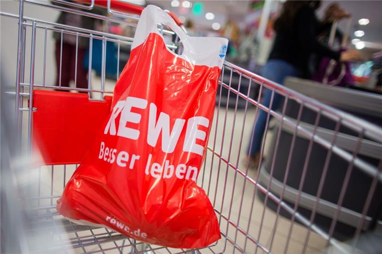 Bei Rewe gibt es bald keine Plastiktüten mehr Bei Rewe kann man in den Supermärkten und Discountern keine Plastiktüten mehr kaufen.