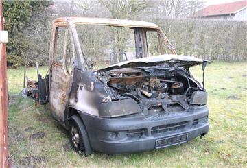 Bei Riebesehl in Westeresch steht noch immer das abgebrannte Wohnmobil: Es ist nach der Brandstiftung in der Silvesternacht nicht mehr als solches zu erkennen.