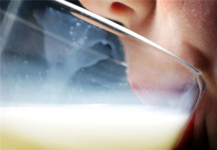 Rückruf von Milch: Ursache ist bekannt Bei Routinekontrollen in einem Werk in Nordrhein-Westfalen ist eine Belastung mit Bakterien in der Milch festgestellt worden, was zu gesundheitlichen Beeinträchtigungen wie Durchfall führen kann.