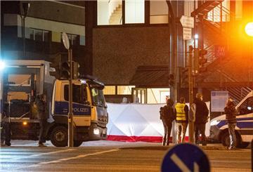 Polizisten stehen vor einem Gebäude der Zeugen Jehovas. 