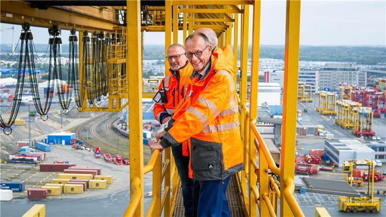 Bundeskanzler: Bremerhaven ist strategisch bedeutend Bei seinem Antrittsbesuch bei der Bremer Landesregierung hat Bundeskanzler Friedrich Merz den Hafen in Bremerhaven besichtigt.