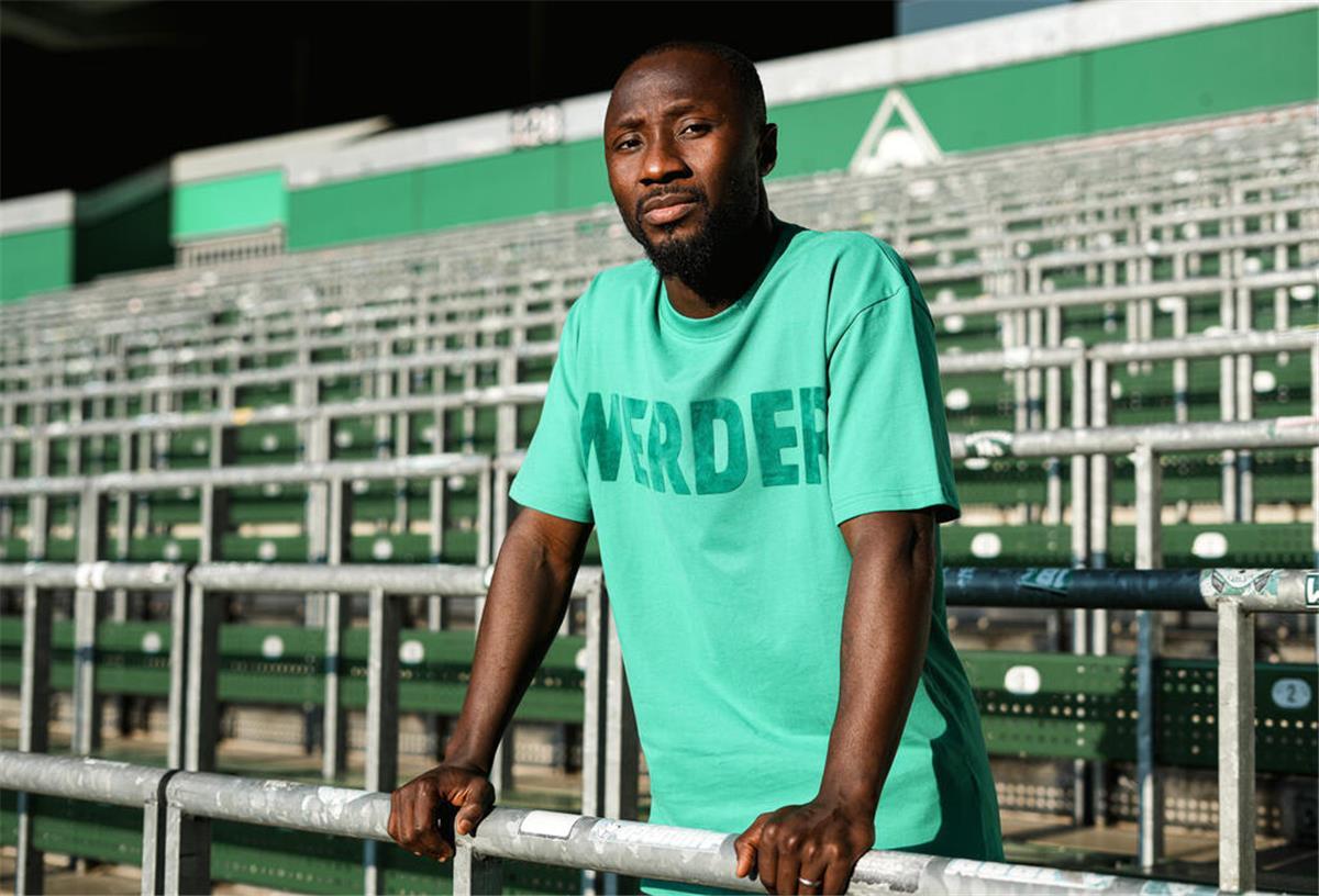 Naby Kita steht im Weserstadion. Werder Bremen hat den Mittelfeldspieler Naby Keita vom FC Liverpool verpflichtet und damit für einen spektakulären Transfer in der Fußball-Bundesliga gesorgt. +++ dpa-Bildfunk +++