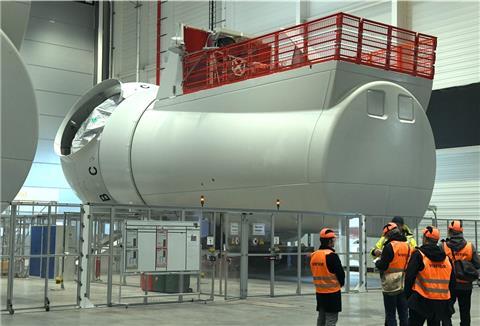 Große Turbine in einer hohen Halle
