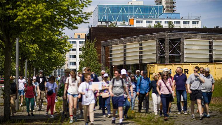 Hannover feiert 25. Jahrestag der Expo Bei sonnigem Wetter öffnen die früheren Expo-Pavillons ihre Türen für die Besucher.
