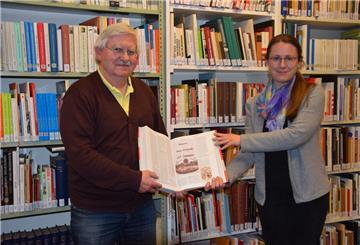 Bei Stadtarchivleiterin Dr. Julia Kahleyß und dem Historiker Dr. Dirk J. Peters laufen die Fäden für das Projekt Stadtlexikon Bremerhaven zusammen.
