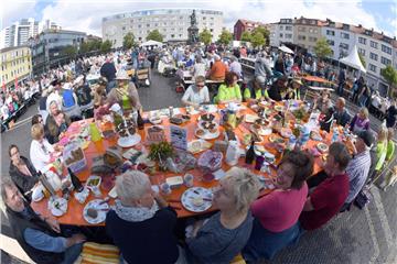 Bei strahlend blauem Himmel machte der Bürger-Brunch am Sonntag doppelt Spaß. Fast 1000 Bremerhavener nahmen daran teil.  Foto Scheer