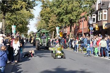 Bei strahlendem Sonnenschein rollten heute Nachmittag 39 Erntewagen durch Sittensen. Rund 10 000 Zuschauer säumten die Straßen.  