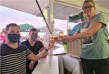 Bei Strand-Veranstaltungen wie dem Heimatsommer sollen zukünftig vier große Gastro-Schirme für Schatten sorgen.