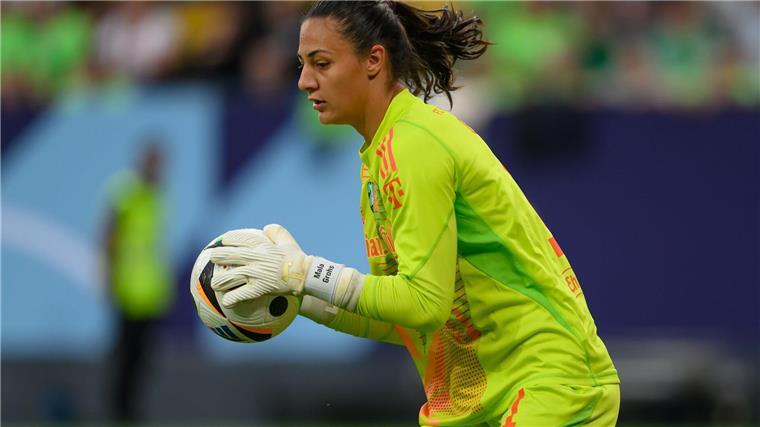 Bei Torhüter Maria Luisa Grohs vom FC Bayern ist ein bösartiger Tumor diagnostiziert worden.