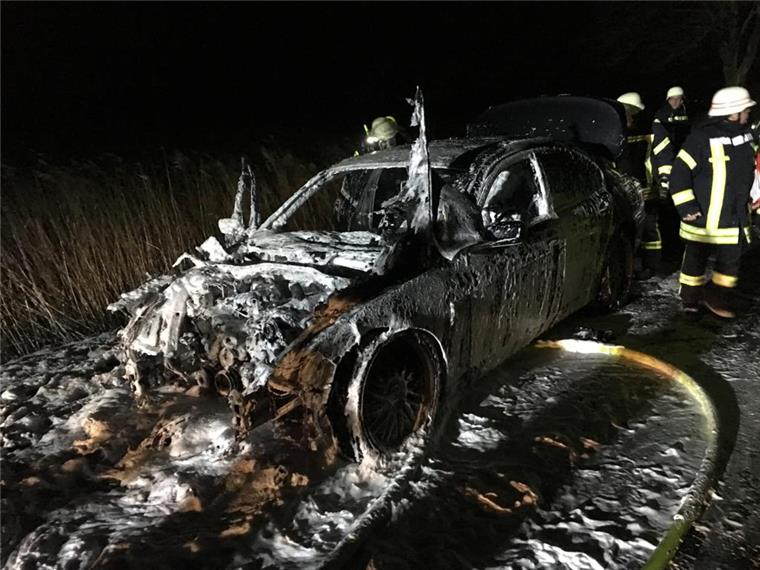 BMW brennt in Ueterlande aus Bei Ueterlande ist ein BMW ausgebrannt.