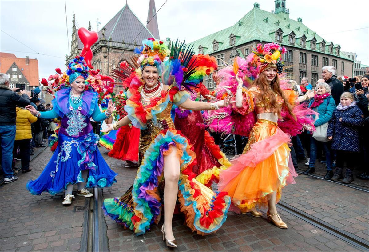 Bremer Karneval startet - Publikum soll sich auch verkleiden Akteure in bunten Kostümen ziehen während des Karnevals-Umzuges durch die Innenstadt