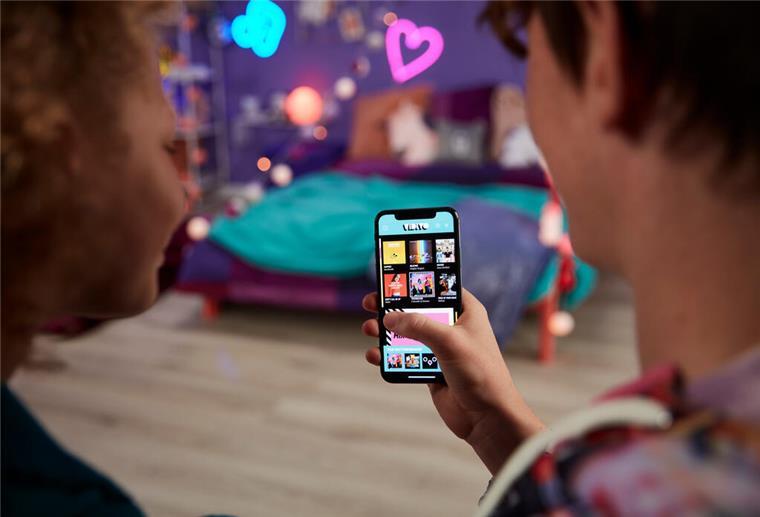 Kinder nutzen ein Smartphone
