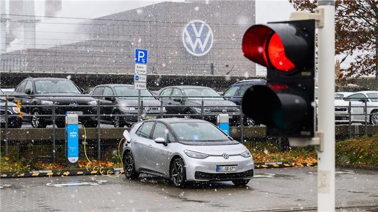 Bundesratsinitiative: Land will günstige Ladestrompreise Bei VW stockt der Absatz der E-Autos – ein Grund dürften auch die hohen Ladestrompreise sein. (Archivbild)