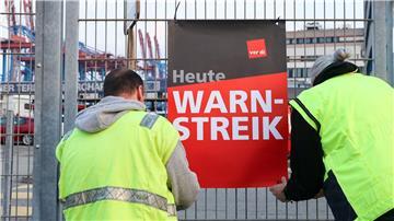 Bei Warnstreiks in Seehäfen legen zahlreiche Beschäftigte ihre Arbeit nieder. 