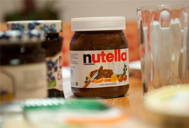 Ein Tag für Nuss-Nugat-Creme: Heute ist Welt-Nutella-Tag Ein Glas Nutella steht auf einem Frühstückstisch.
