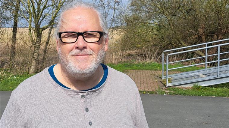Schnellfähre Brake-Sandstedt: Wie schmeckt die beste Bockwurst der Welt? „Bei Wind und Wetter schmeckt die Bockwurst einfach genial“: Michael Brilatus aus Bremen freut sich, dass die Bockwurst wieder auf der Schnellfähre verkauft wird. Er fährt oft zu seinem Sohn nach Brake.