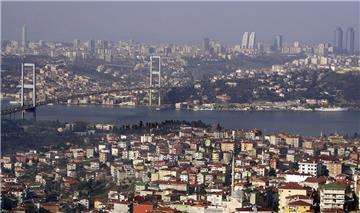 Bei zwei Explosionen im Zentrum von Istanbul sind mindestens 20 Menschen verletzt worden. Das sagte der türkische Innenminister dem Fernsehsender NTV am Abend. Eine der Explosionen hat sich in der Nähe eines Fußballstadions ereignet.