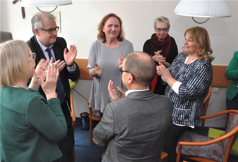 Beifall für eine, die sich verdient gemacht hat: Maria Groß-Bölting (Mitte) ist am Freitag nach 31 Jahren als Leiterin des Arbeitslosenzentrum Nordenham verabschiedet worden.