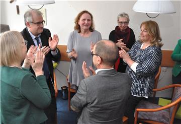Beifall für eine, die sich verdient gemacht hat: Maria Groß-Bölting (Mitte) ist am Freitag nach 31 Jahren als Leiterin des Arbeitslosenzentrum Nordenham verabschiedet worden.
