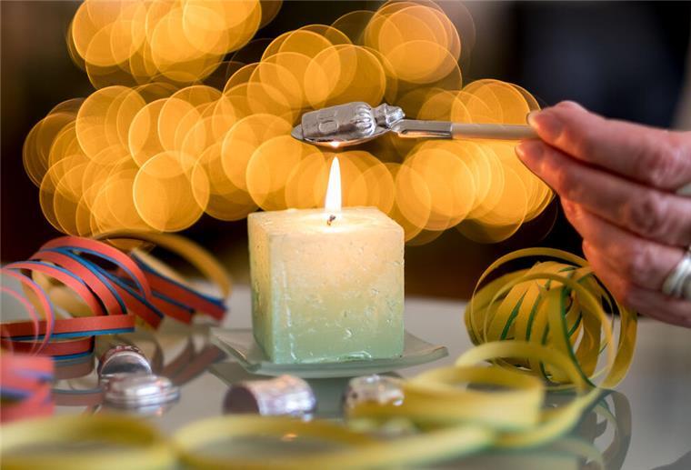 Beigießen gehört bei vielen Haushalten in Deutschland zu Silvester dazu. Doch in anderen Ländern gibt es andere Sitten.