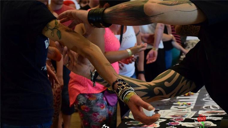5. Bremerhavener Tattoo Weekend bringt kreative Körperkunst ins „Apollo“ Beim 5. Bremerhavener Tattoo Weekend im Apollo setzen internationale Künstler kreative Tattooideen um und machen das Event zu einem Treffpunkt der Szene.