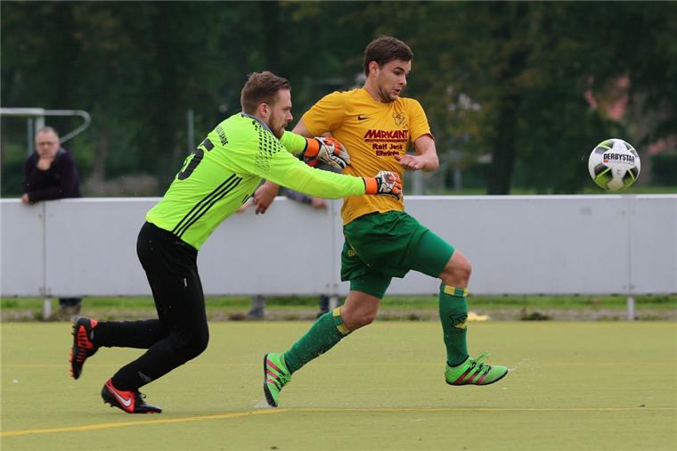 Zehn Spieler des TSV Abbehausen sagen für Sonnabend ab Beim 6:1-Sieg gegen den FC Rot-Weiß Sande ließen Adrian Dettmers (rechts) und seine TSV-Mitspieler die Zügel nach der Pause schleifen.