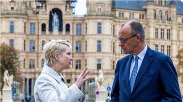 Beim Antrittsbesuch von Bundeskanzler Friedrich Merz (CDU) ging es auch um zusätzliche Mittel des Bundes für den Ausbau der Häfen.  