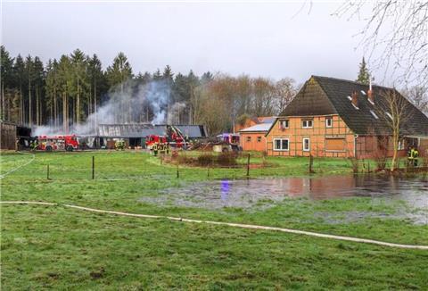 Beim Band einer Lagerhalle in Unterstedt bei Rotenburg ist beträchtlicher Sachschaden entstanden. Die Ursache des Feuers ist noch unbekannt.