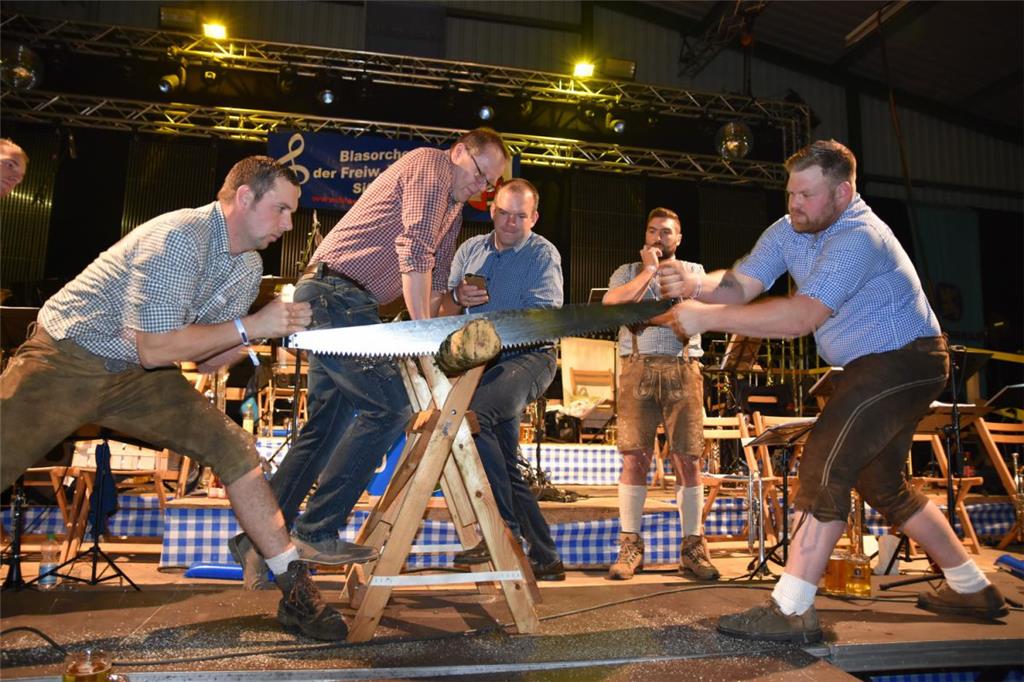Beim Baumstammsägen war Schnelligkeit angesagt. Die Kalber Jungs gewannen.