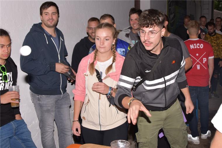Beerpong-Turnier in Nordenham ist der Renner Beim Beerpong ist Präzision gefragt: Patrick Bruckner und Melina Reyelt vom Team „Sauf Park“ müssen ganz genau zielen.