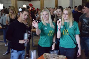 Beim Beerpong-Turnier in Nordenham war richtig viel los