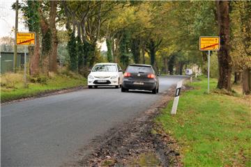 Beim Begegnungsverkehr wird es eng auf der Hainmühlener Straße. Der aufgeweichte Seitenstreifen ist durch Ausweichmanöver auf der gesamten Länge der Straße wie durchgepflügt, die weiße Randmarkierung ist kaum noch zu sehen..