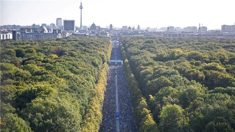 Kopfhörer rein, Musik an und los! Beim Berlin-Marathon laufen Tausende Menschen mit. Hobbyläufer dürfen dieses Jahr zum ersten Mal Musik hören.