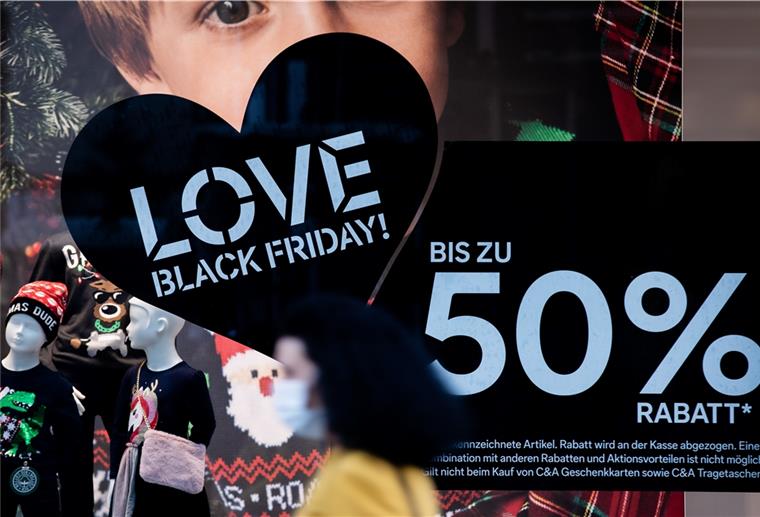 Nordrhein-Westfalen, Köln: "Love Black Friday!" steht in einem Schaufenster auf der Hohe Straße. 