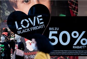 Nordrhein-Westfalen, Köln: "Love Black Friday!" steht in einem Schaufenster auf der Hohe Straße. 