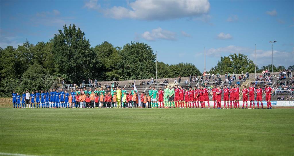 Beim Blitzturnier waren Mannschaften vom FC Eintracht Cuxhaven, OSC Bremerhaven und Spieler von Werder Bremen mit dabei. Vor Spielbeginn stellten sich die Mannschaften der drei Fußballclubs für die Fans im Stadion auf. Foto: Hartmann