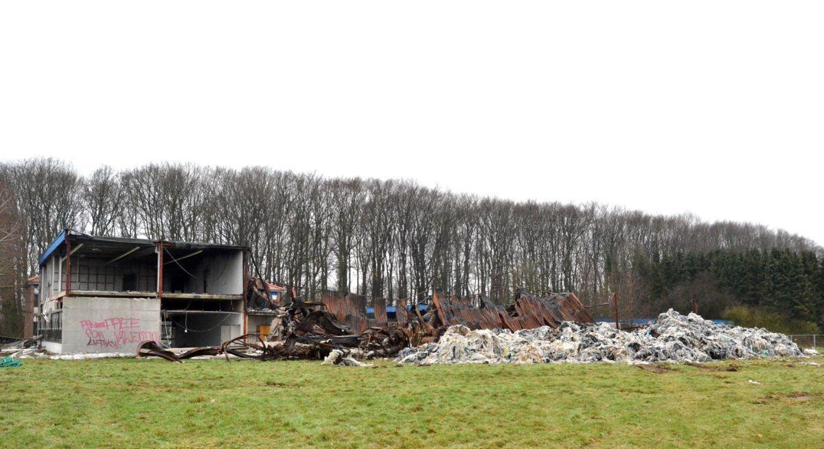 Beim Brand der Kunststoffe im Gewerbegebiet in Loxstedt hat es keine gefährliche Bodenkontamination gegeben, wie die Behörden festgestellt haben. Trotzdem müssen die Kunststoffreste bis zum Monatsende abgedeckt werden, in absehrbarer Zeit sollen auch die Brandruinen abgerissen werden