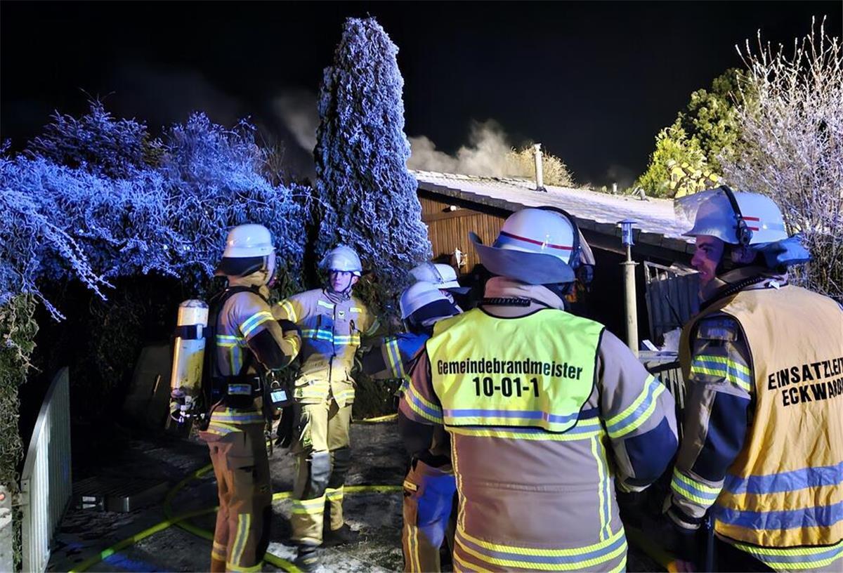 Eigentümer bei Feuer in Ferienhaussiedlung in Eckwarderhörne leicht verletzt Feuer in Ferienhaussiedlung in Eckwarderhörne