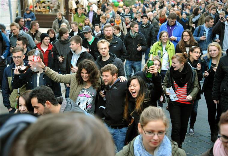 Hochschule: Das erwartet die Studenten in der Ersti-Woche Beim Bürger-Move ziehen auch in dieser Woche wieder Hunderte Studenten von der Großen Kirche zur "Alten Bürger". Die Veranstaltung zählt zu den Höhepunkten in der Ersti-Woche an der Hochschule Bremerhaven.