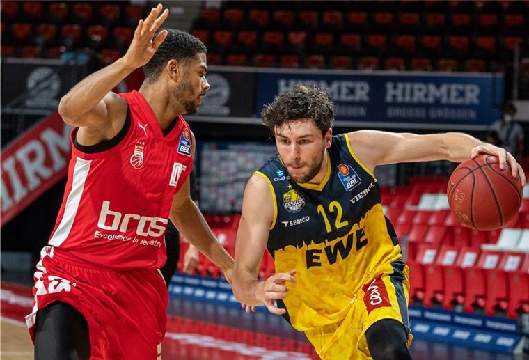 Die Eisbären verstärken sich mit Drijencic Zwei Männer spielen Basketball.