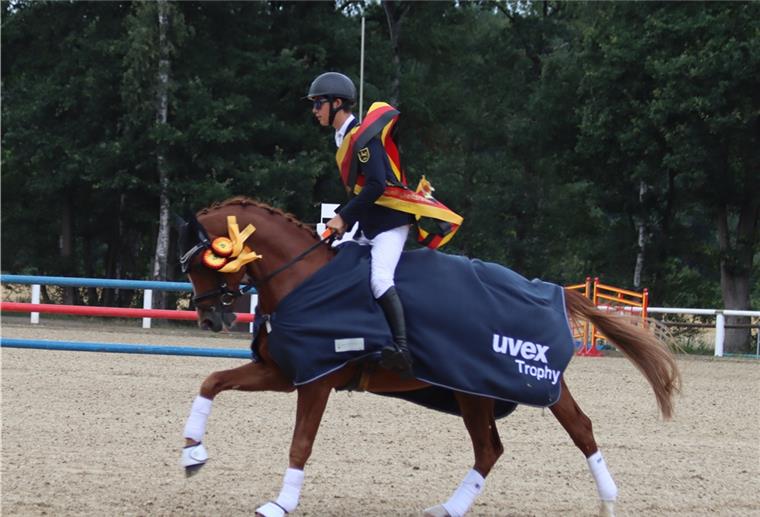 Beim Bundesnachwuchschampionat in Warendorf gewannen Dynamite Nobel und Tom Meier Gold mit der Mannschaft.