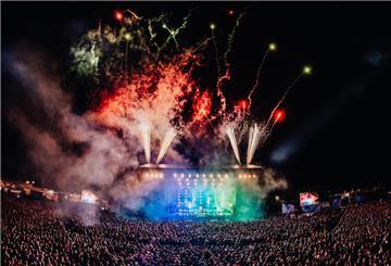 Beim Deichbrand kommen circa 60.000 Musikfans zusammen, um Musik zu hören und zu feiern. 
