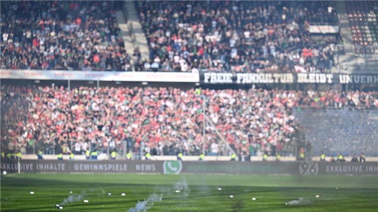 Weniger Straftaten bei Fußballspielen in Niedersachsen Beim Derby Hannover 96 gegen Eintracht Braunschweig kam es in der vergangenen Saison zu vielen Unterbrechungen.