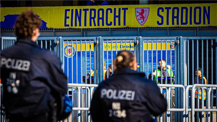 Keine personalisierten Tickets beim Niedersachsen-Derby Beim Derby zwischen Braunschweig und Hannover soll es keine personalisierten Tickets geben.