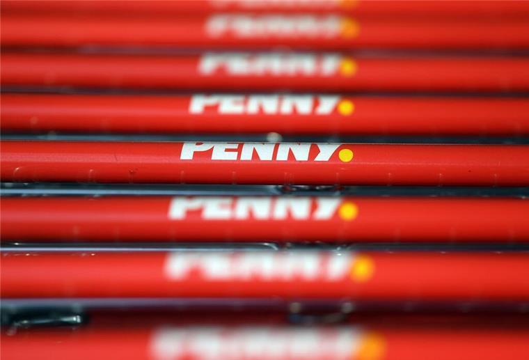 Einkaufswagen mit dem Logo des Discounters Penny. Beim Discounter Penny gibt es bald keine Produkte mehr, die Penny im Namen haben. 