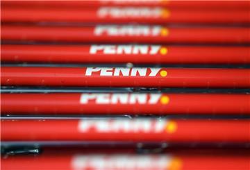 Einkaufswagen mit dem Logo des Discounters Penny. Beim Discounter Penny gibt es bald keine Produkte mehr, die Penny im Namen haben. 