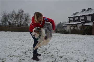 Beim Dogdancing arbeiten Frauchen Beele Hentschel und Hund Kian eng zusammen.