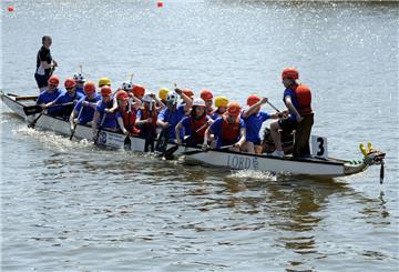 Sportler im Drachenboot.